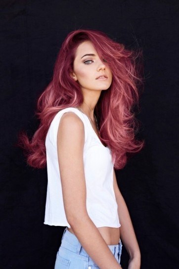 Peinado color rosa ondulado